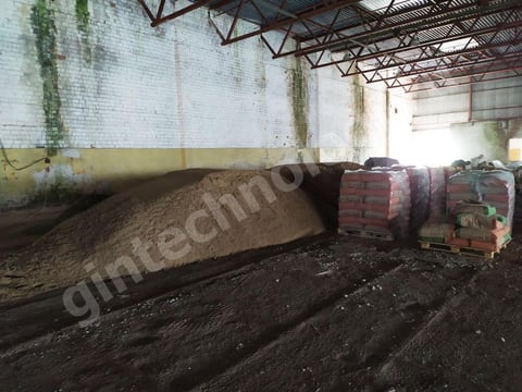Песок и мешки с материалами на строительном объекте